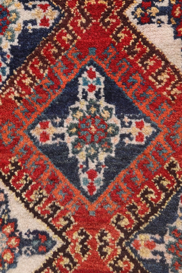 Semi-antique Qashqai rug from Iran. 208x118 cms - Image 9