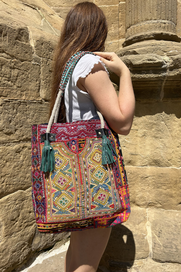 Bolso bordado vintage de Gujarat, India. - Imagen 2