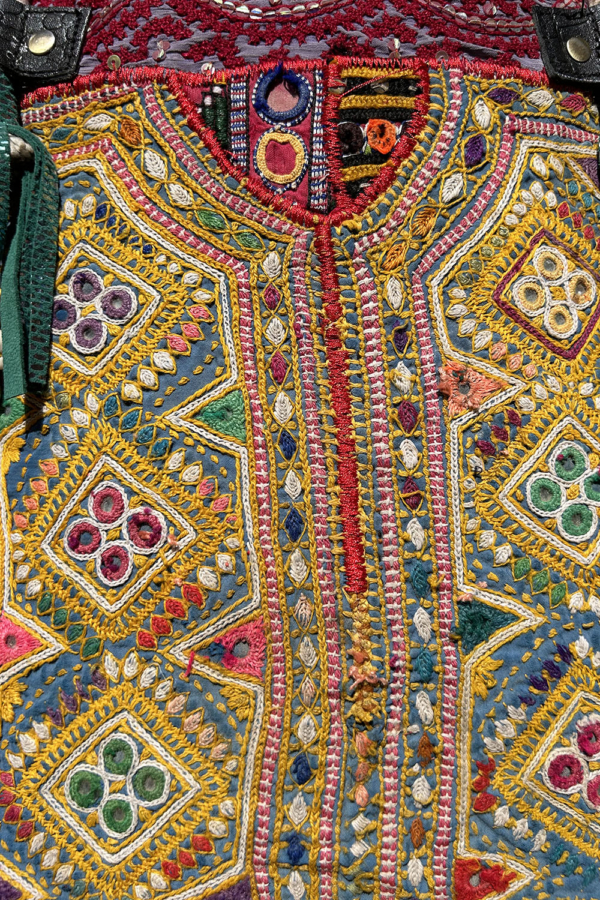Bolso bordado vintage de Gujarat, India. - Imagen 4