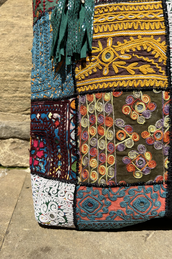 Bolso bordado vintage de Gujarat, India. - Imagen 5