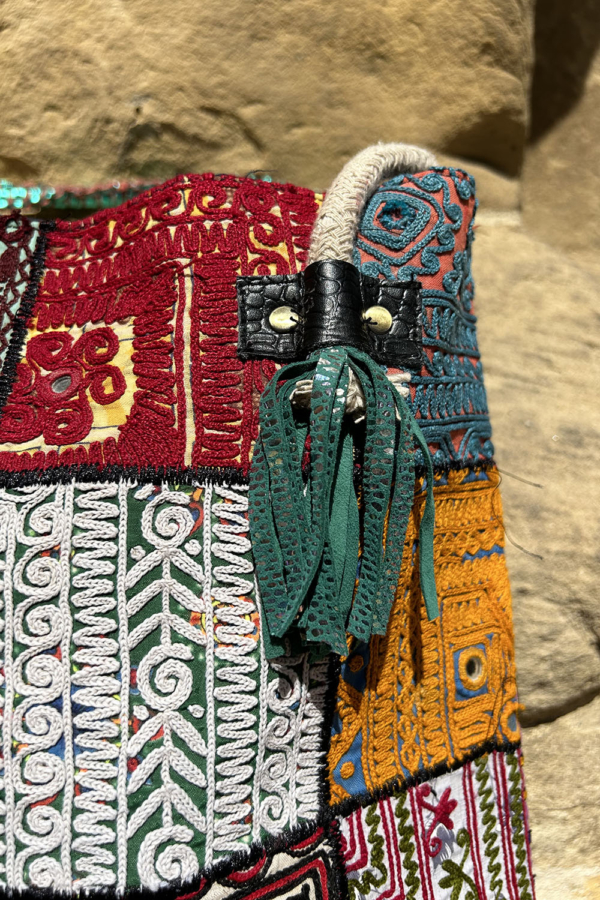 Bolso bordado vintage de Gujarat, India. - Imagen 6