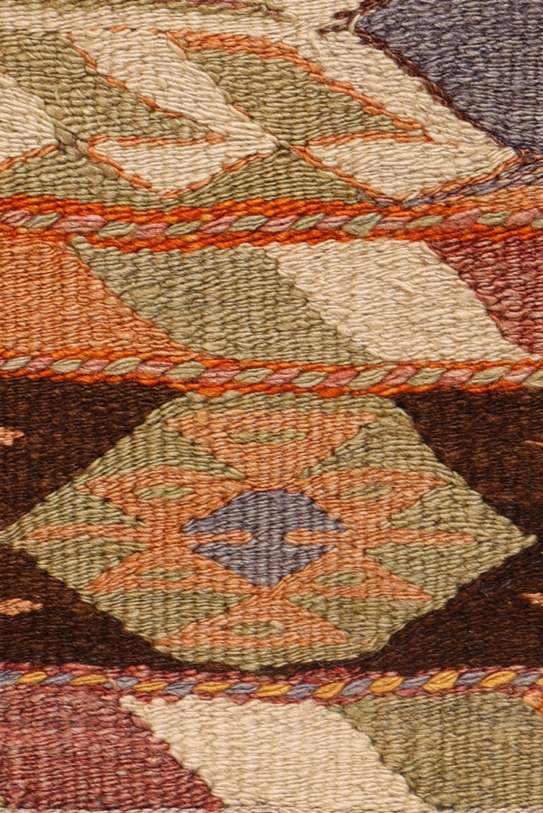 Vintage Çukurçimen kilim from Turkey. 131x118 cms - Image 4