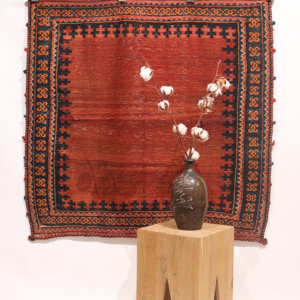 Sofreh o kilim semi antiguo de Sirjan, Irán. 108x114 cms