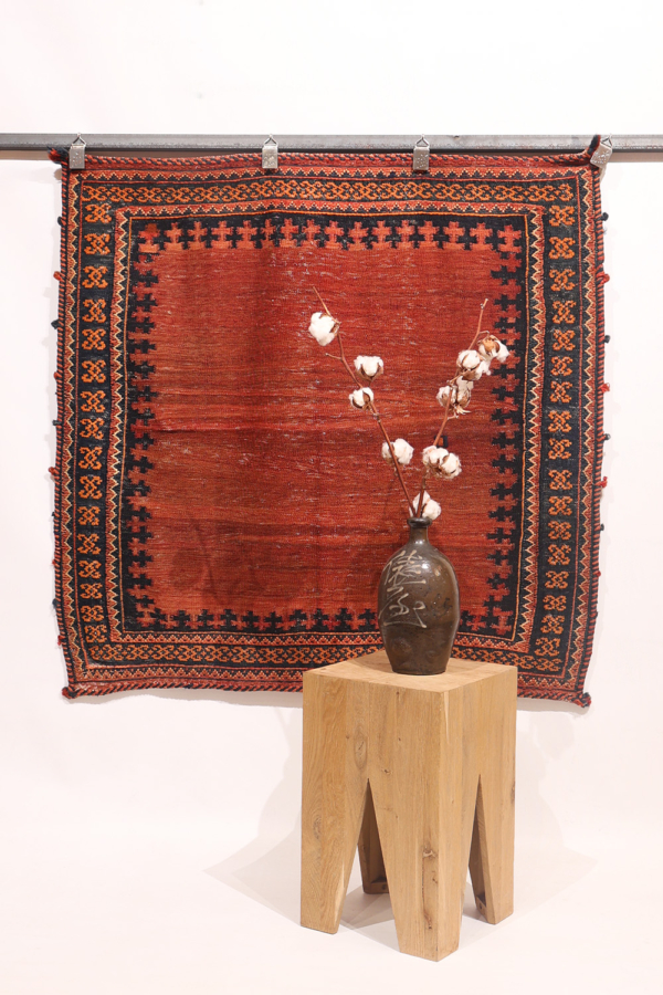 Sofreh o kilim semi antiguo de Sirjan, Irán. 108x114 cms
