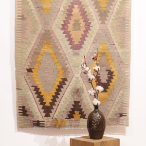 Kilim semi antiguo de Sutlegen, Turquía. 125x98 cms