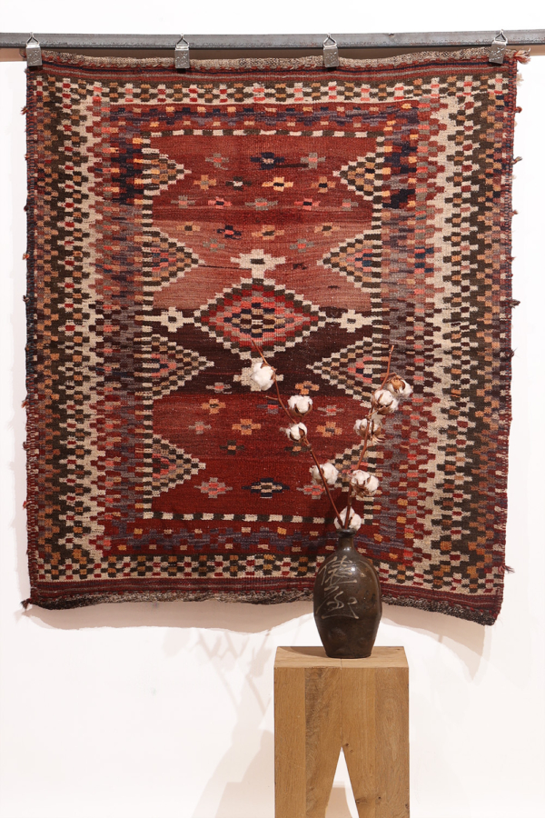 Kilim sofreh semi antiguo Bakhtiari, Irán. 122x110 cms
