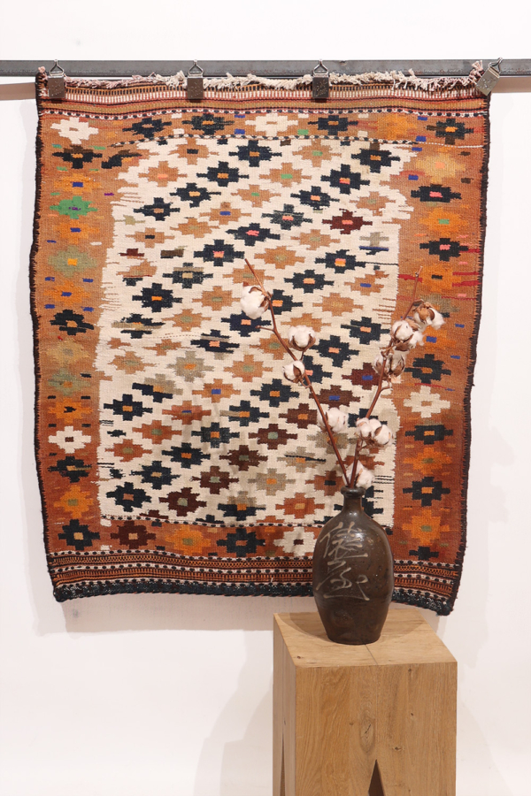 Kilim sofreh semi antiguo Bakhtiari, Irán. 103x88 cms