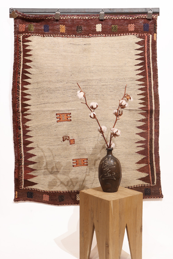 Vintage Qashqai sofreh kilim from Iran. 130x103 cms