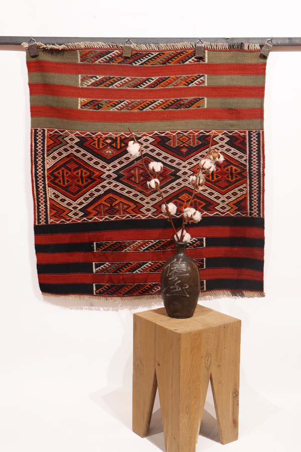 kilim semi-antiguo Kurdo, Irán. 99x93 cms