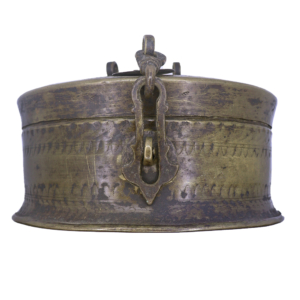 Caja grande antigua para nuez de Betel o "jali paan dan", India. 18 cms Øx11 cm
