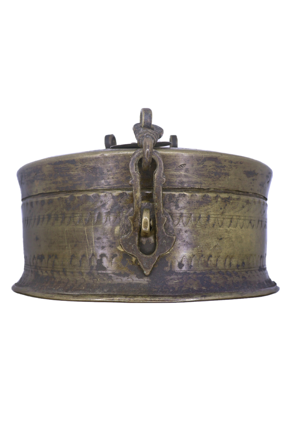Caja grande antigua para nuez de Betel o "jali paan dan", India. 18 cms Øx11 cm