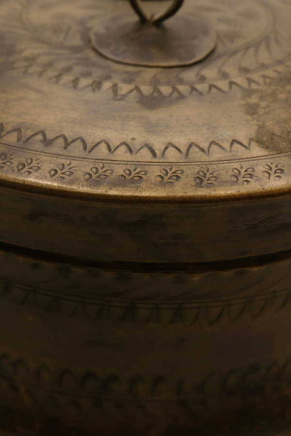 Caja grande antigua para nuez de Betel o "jali paan dan", India. 18 cms Øx11 cm - Imagen 7