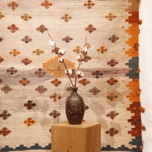 Kilim sofreh semi antiguo Qashqai, Irán. 141x129 cms
