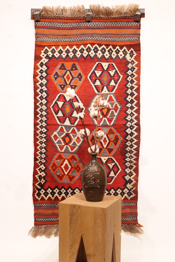Kilim semi antiguo Qashqai, Irán. 133x69 cms