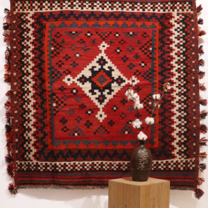Kilim sofreh árabe semi antiguo, Irán. 142x132 cms
