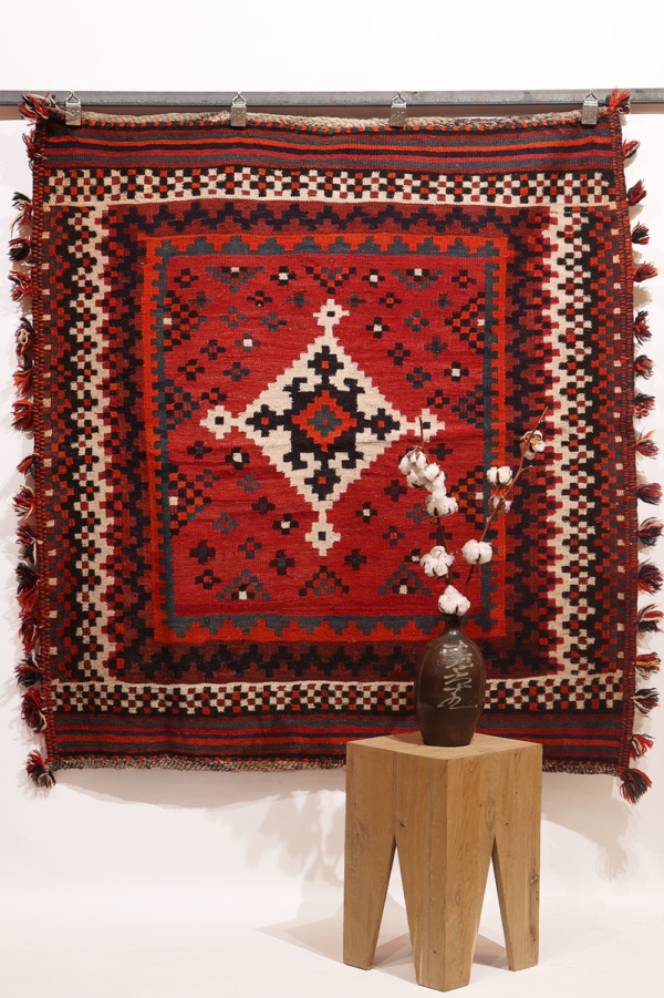 Kilim sofreh árabe semi antiguo, Irán. 142x132 cms