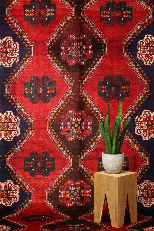 Semi-antique Basseri rug from Shiraz, Iran. 380x270 cms