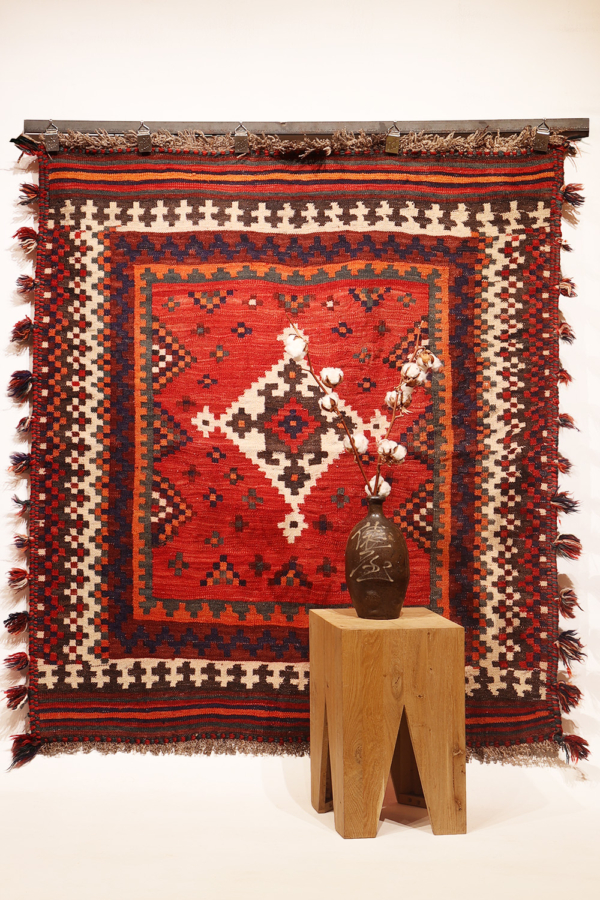 Kilim árabe semi antiguo, Irán. 145x130 cms