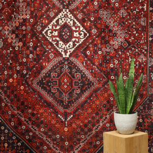 Alfombra semi antigua Qashqai, Irán. 302x213 cms