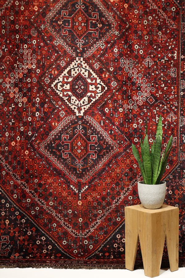 Alfombra semi antigua Qashqai, Irán. 302x213 cms