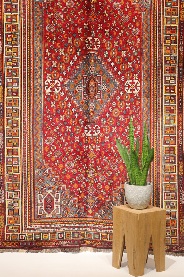 Semi-antique Qashqai rug from Iran. 255x152 cms