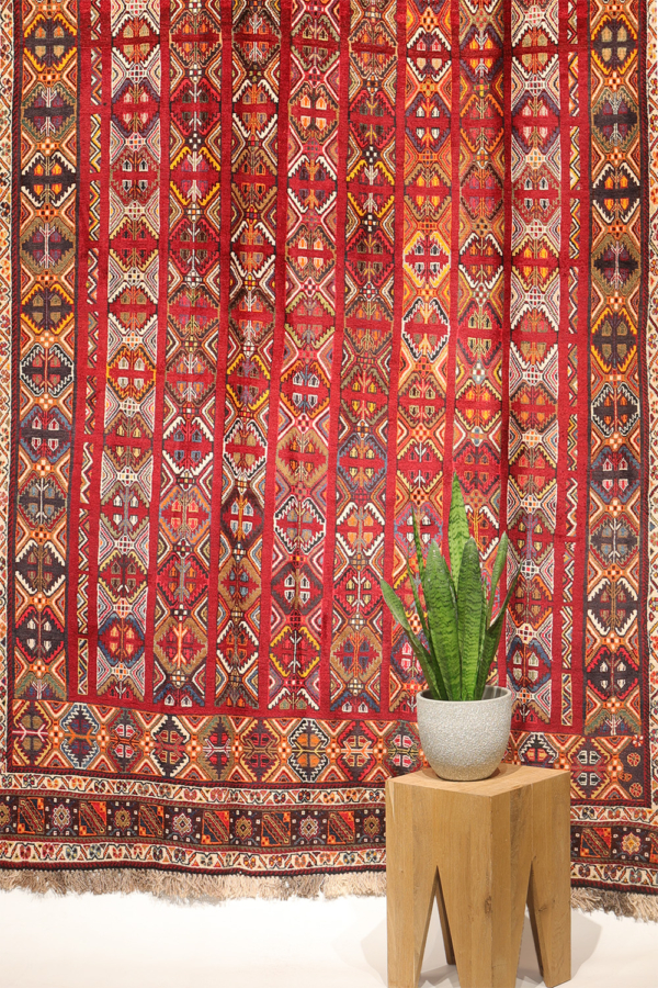 Vintage Qashqai rug from Iran. 263x182 cms