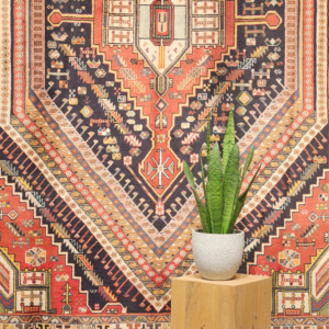 Vintage Qashqai rug from Iran. 276x188 cms