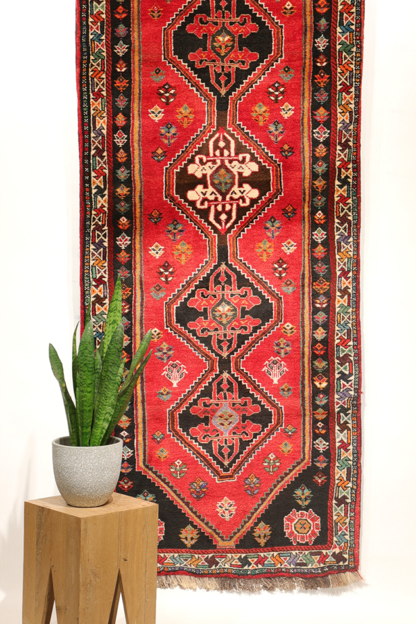 Alfombra pasillera de Shiraz, Irán. 257x87 cms