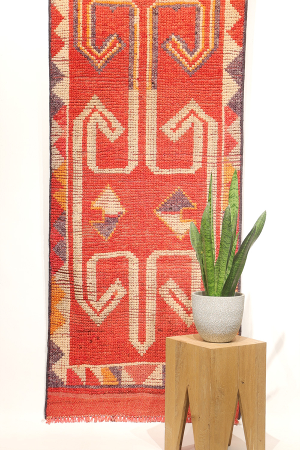 Vintage Herki runner from Iraq. 278x83 cms