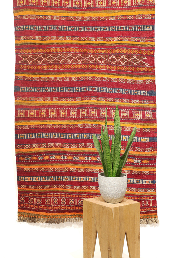 Kilim semi antiguo Shaffi Baluch de Afganistán. 243x110 cms