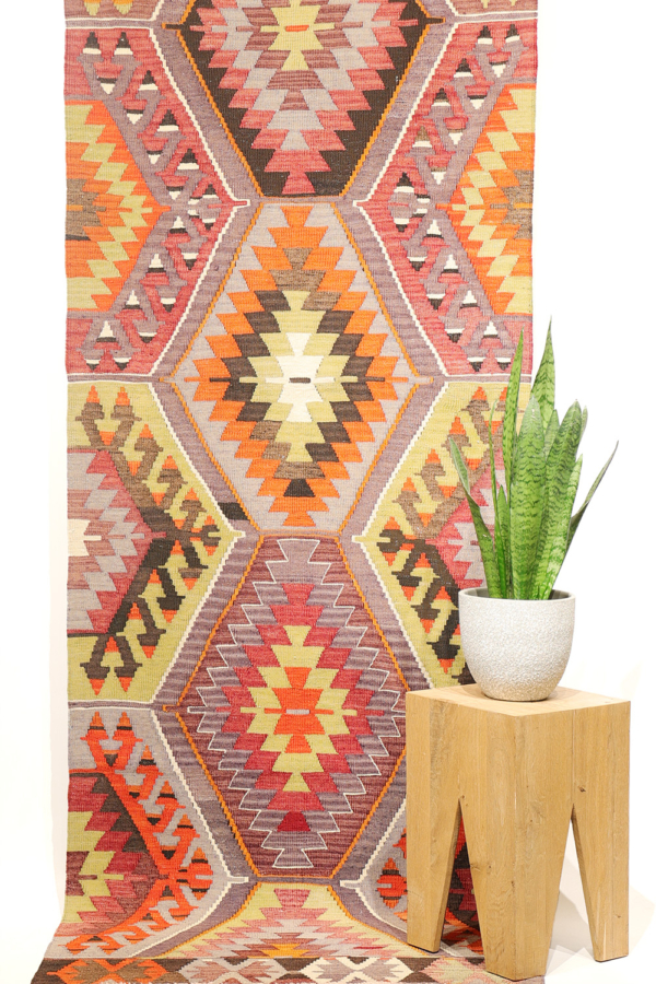 kilim semi antiguo de pasillo de Salihi, Turquía. 292x87 cms