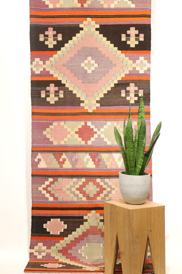 Kilim vintage de pasillo de Acipayam, Turquía. 305x84 cms