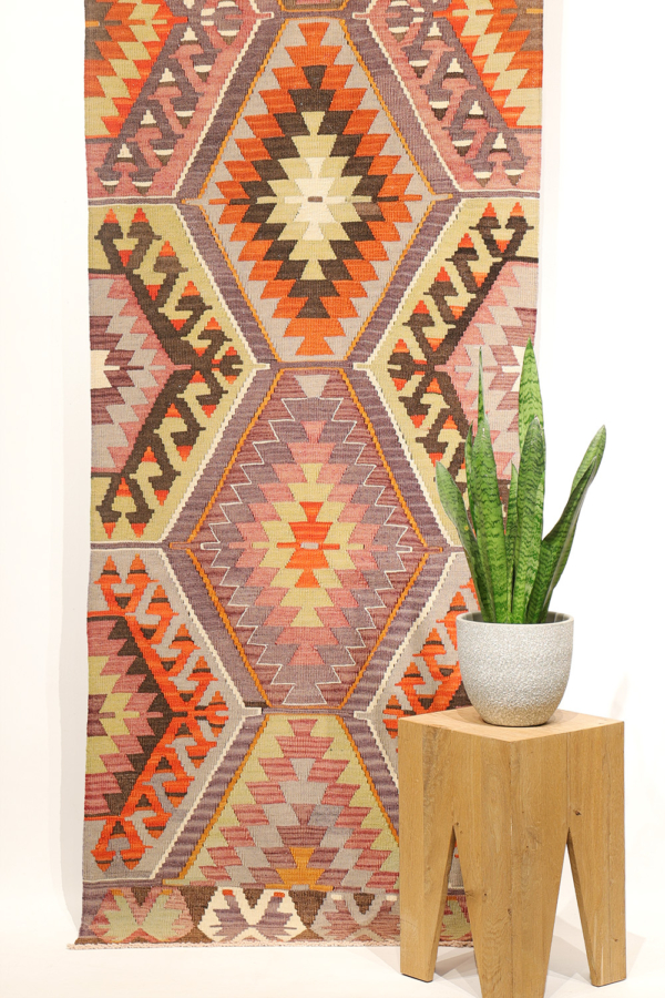 Kilim semi antiguo de Salihi, Turquía. 296x85 cms