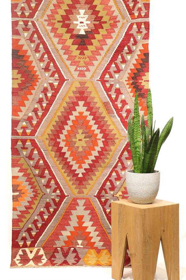 Kilim semi-antiguo de Salihli, Turquía. 292x85 cms