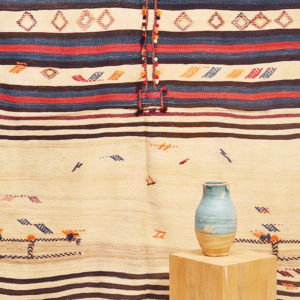 Semi-antique Qashqai kilim from Iran. 154x130 cms