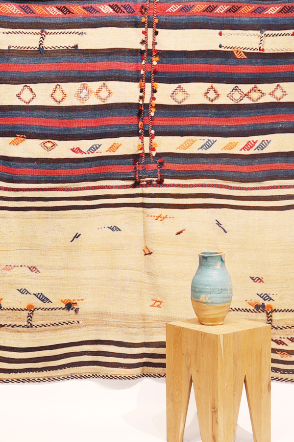 Semi-antique Qashqai kilim from Iran. 154x130 cms