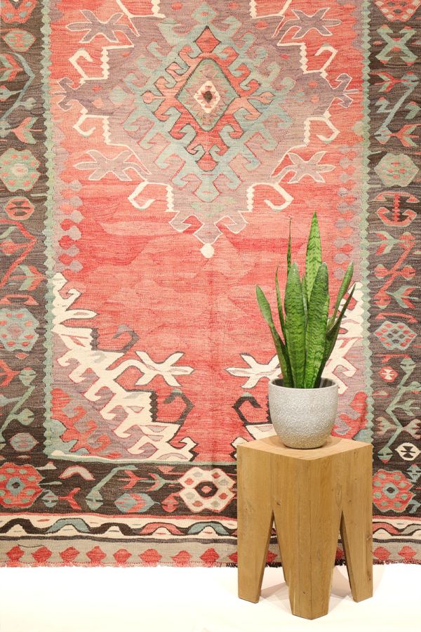 Kilim semi-antiguo de Usak, Turquía. 280x181 cms