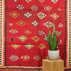 Semi-antique Qashqai kilim from Iran. 282x152 cms