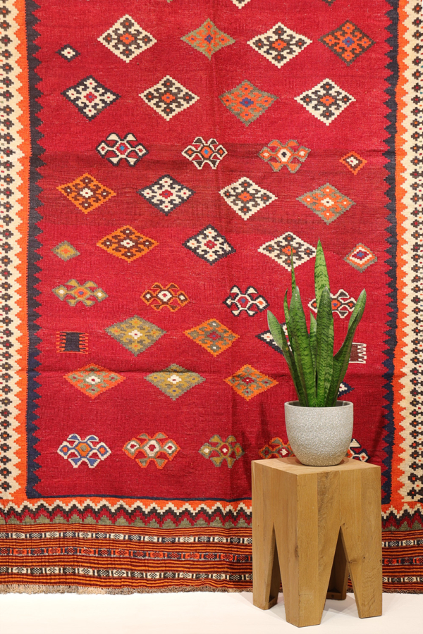 Kilim semi-antiguo Qashqai, Irán. 282x152 cms