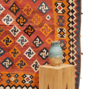 Semi-antique Qashqai kilim from Iran. 170x156 cms