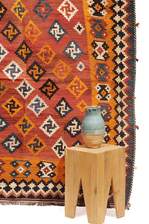 Semi-antique Qashqai kilim from Iran. 170x156 cms