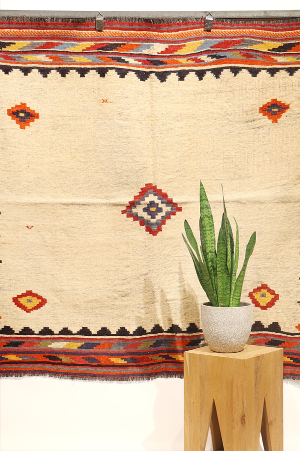Vintage Qashqai kilim from Iran. 151x146 cms