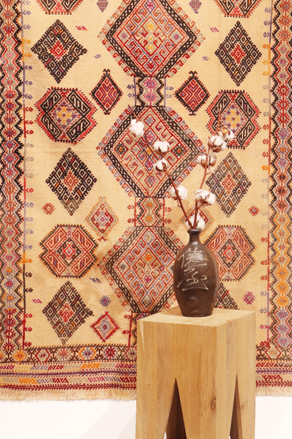 Semi-antique Karapinar kilim from Turkey. 167x108 cms