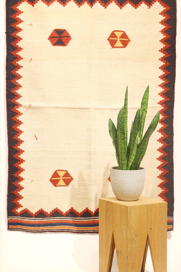 Vintage Qashqai kilim from Iran. 158x104 cms