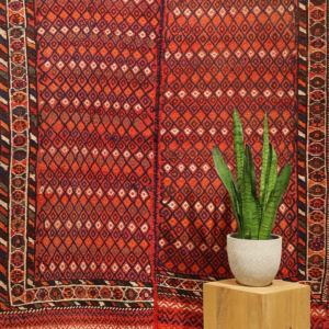 Semi-antique Shiraki Arab kilim from Iran. 193x137 cms