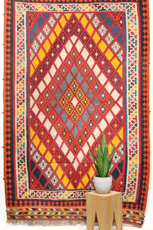 Semi-antique Qashqai kilim from Iran. 276x172 cms