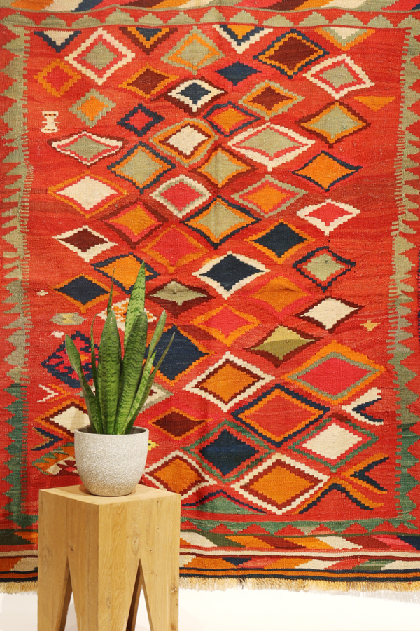 Vintage Qashqai kilim from Iran. 186x127 cms