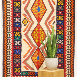 Vintage Qashqai kilim from Iran. 179x118 cms