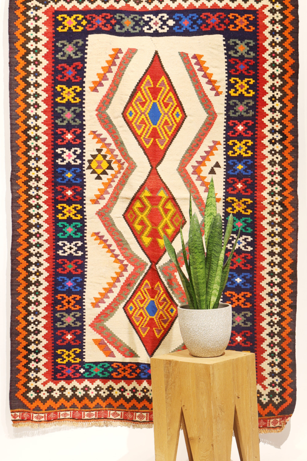 Vintage Qashqai kilim from Iran. 179x118 cms