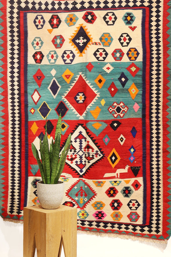 Kilim vintage Qashqai, Irán. 188-178x138 cms